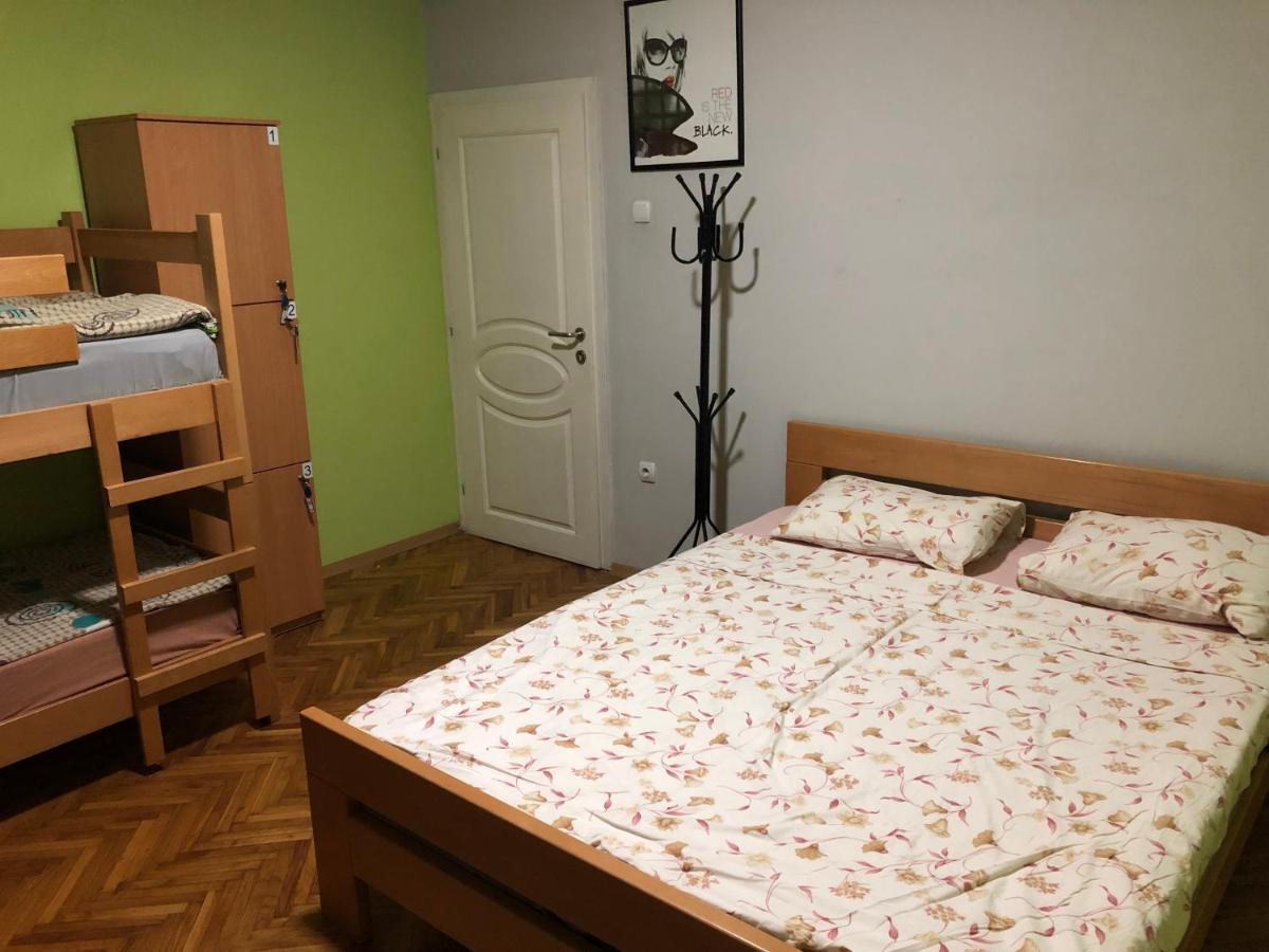 Skopje Downtown Hostel Ngoại thất bức ảnh